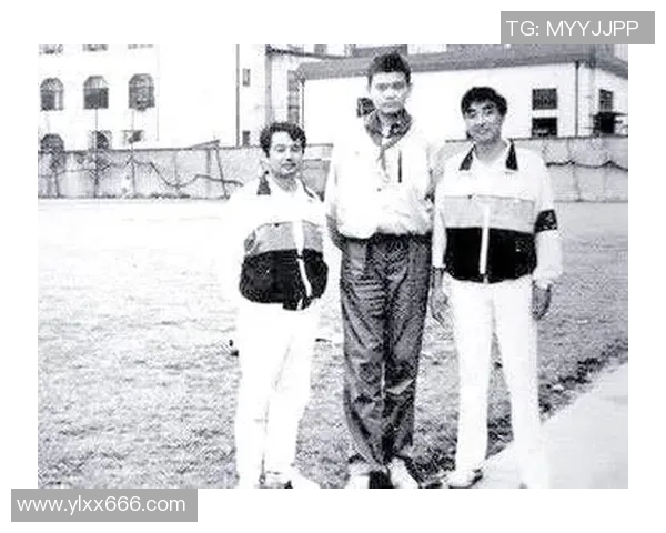 姚明童年萌照曝光展现巨人背后的可爱瞬间引发网友热议