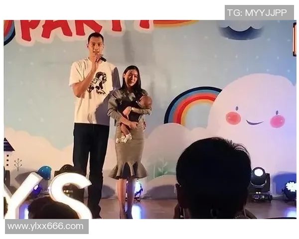 易建联与家人共同观看CBA比赛,展现家庭温馨时光 易建联与家人共同观看CBA比赛,展现家庭温馨时光